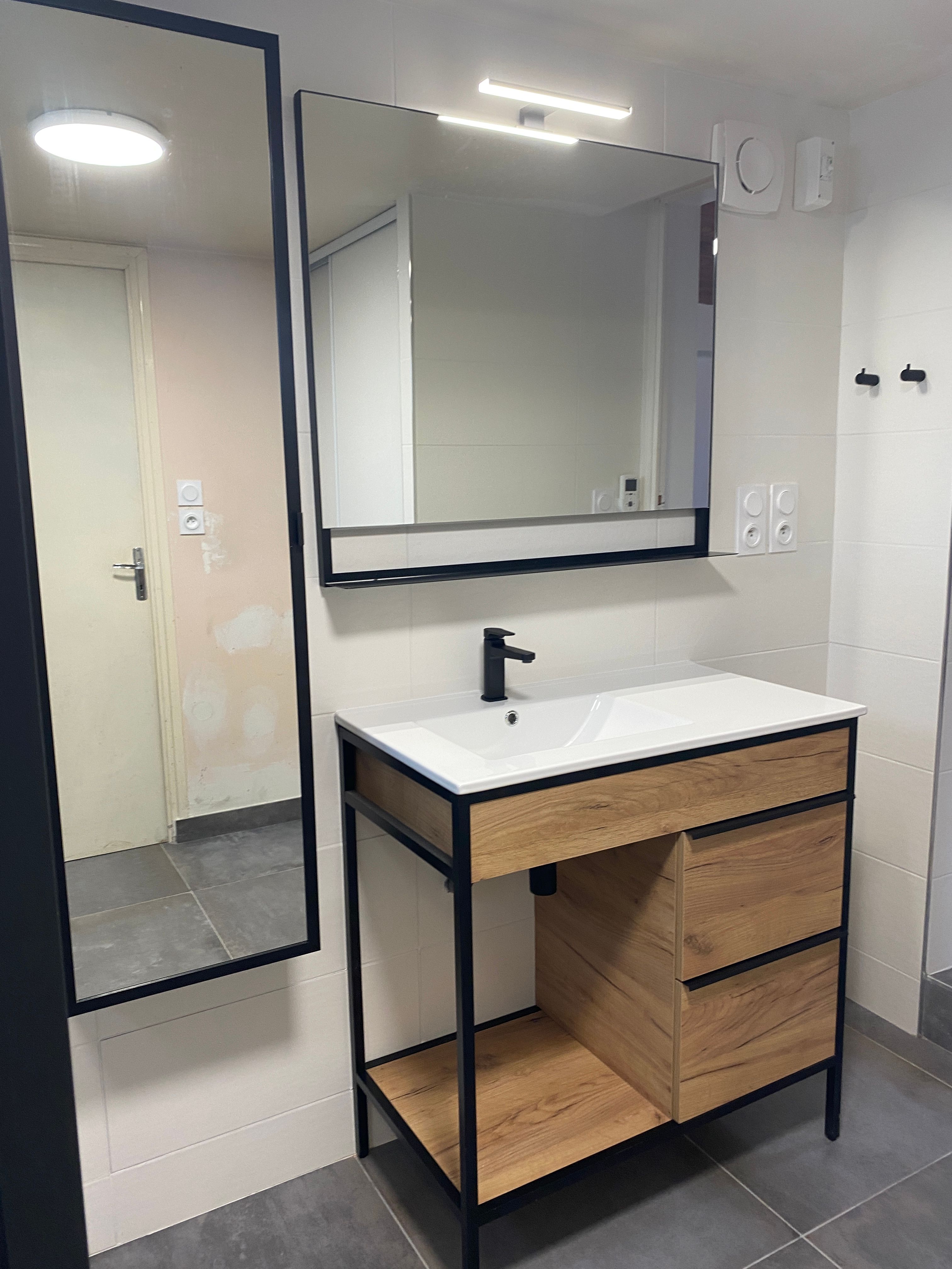 Esprit atelier pour une salle de bains masculine