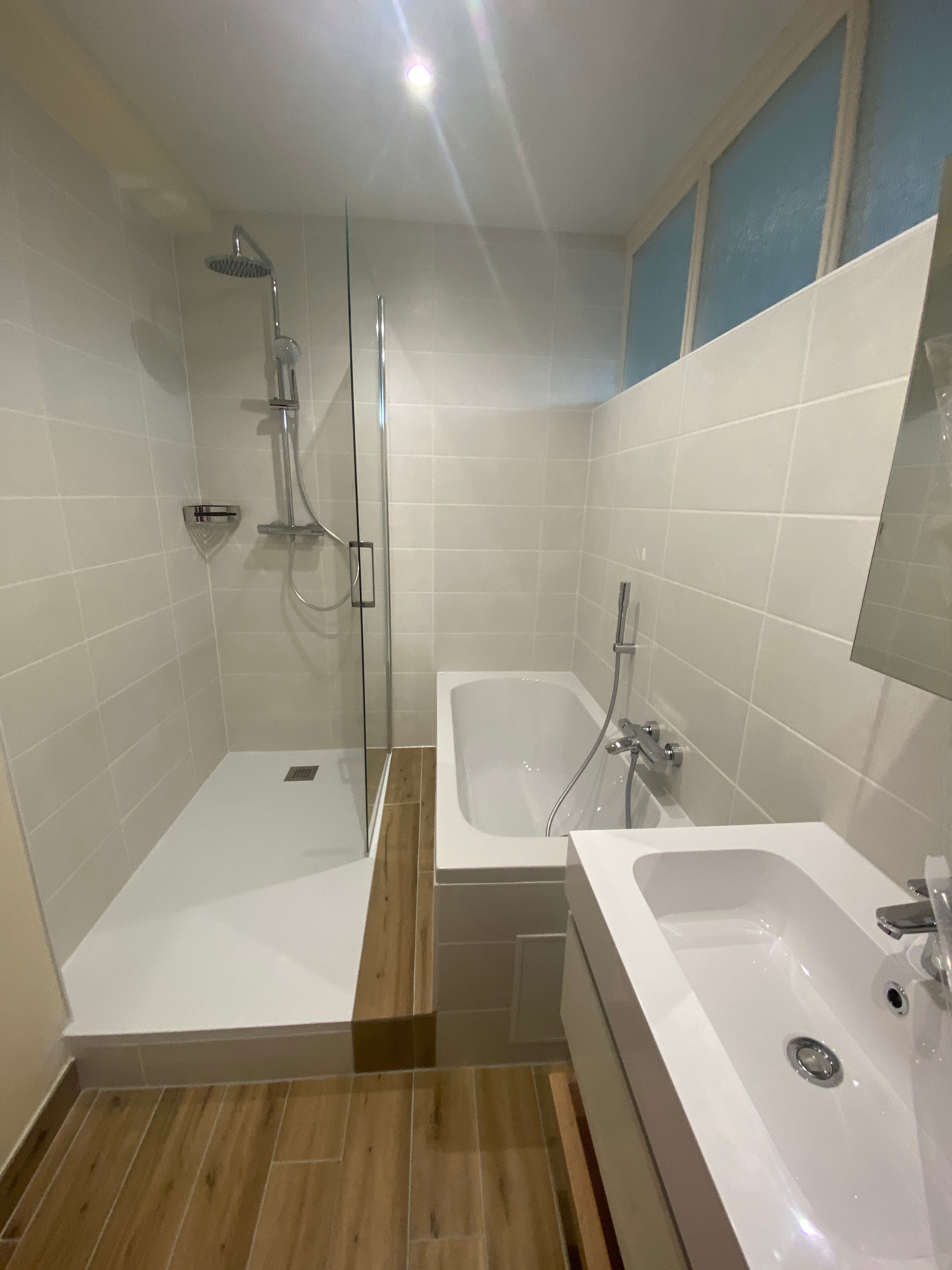 Combinaison d'une douche, d'une baignoire et d'un meuble vasque dans un petit espace