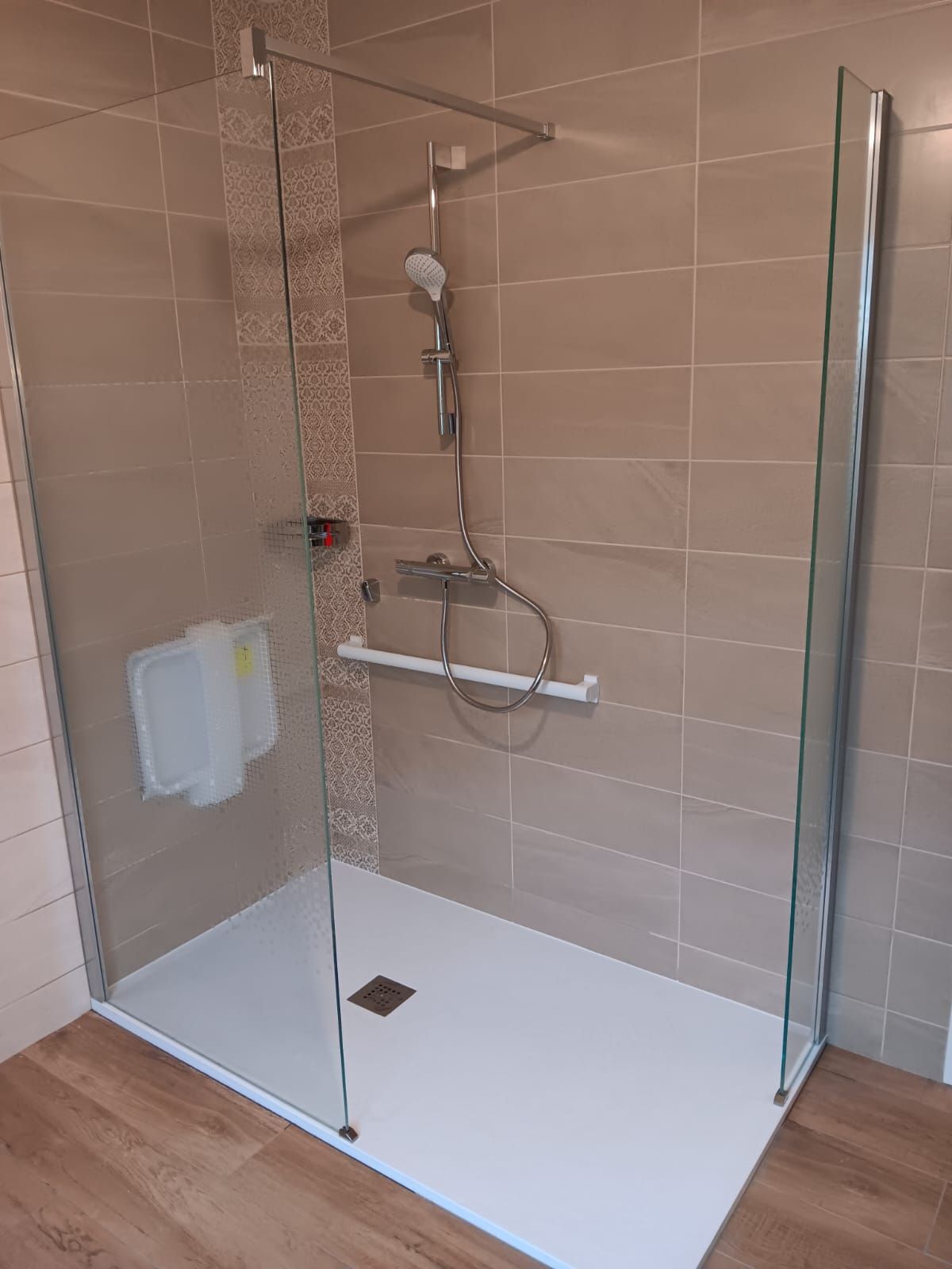 Une grande douche adaptée