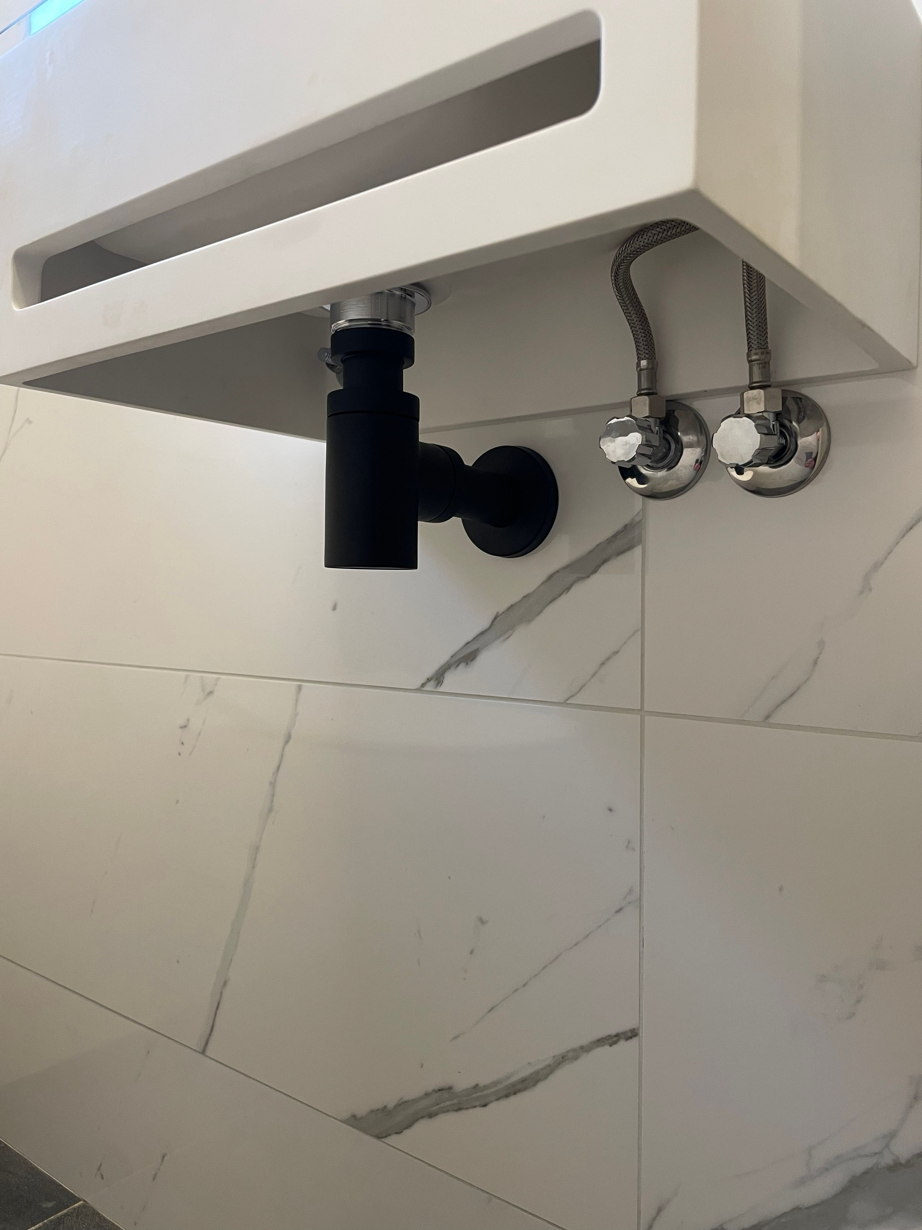un lave mains avec des finitions élégantes
