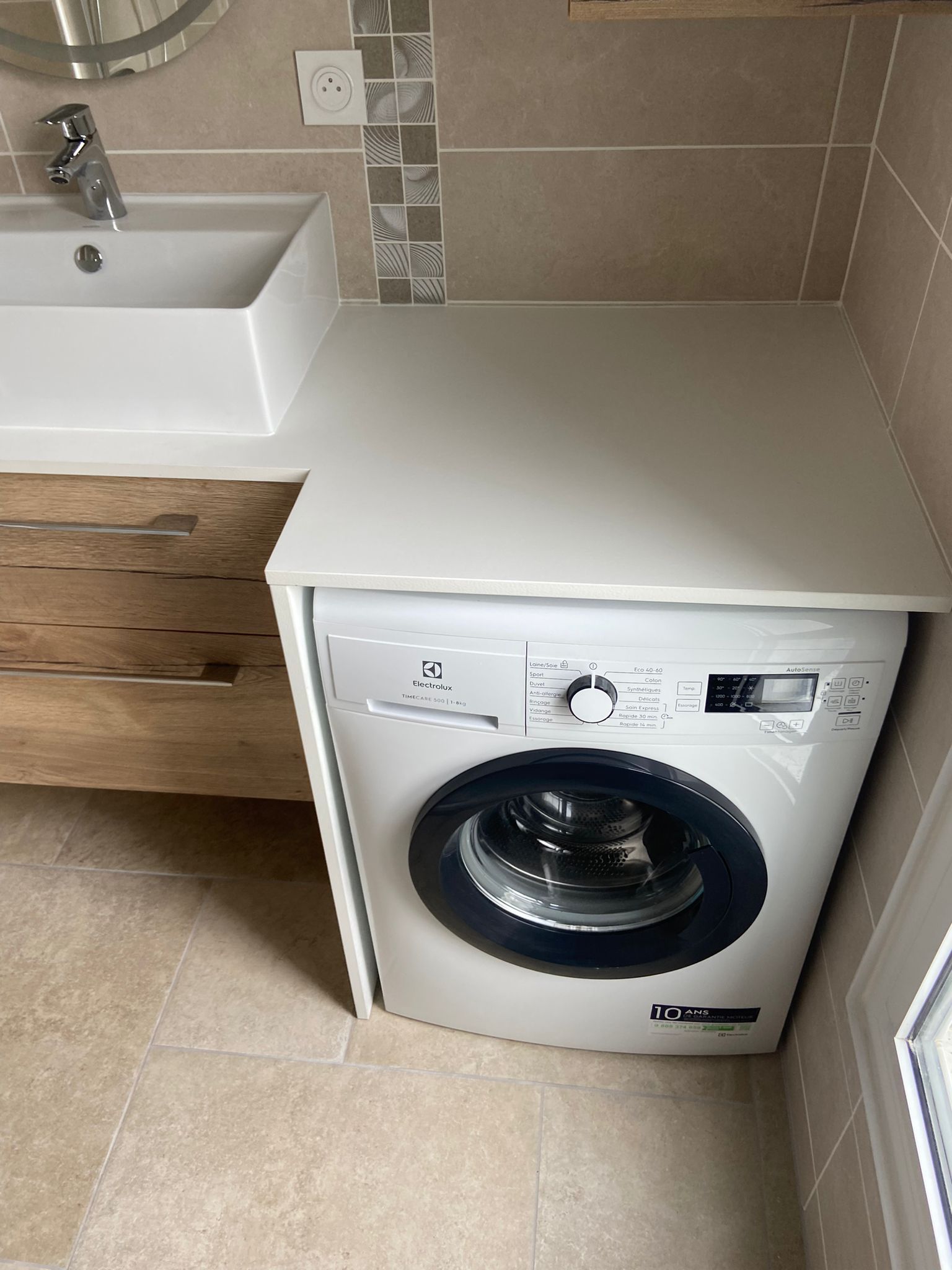 La machine à laver trouve sa place avec élégance